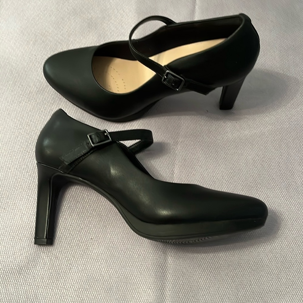 BNWT Clarks ladies black leather mary jane platform 3.5 inch heels size 10.